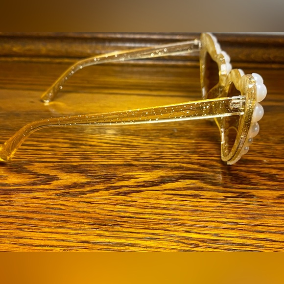 MEGHAN FABULOUS Ivory Pearl Heart Shaped Cat Eye Bride Sunglasses Funglasses - Picture 3 of 5